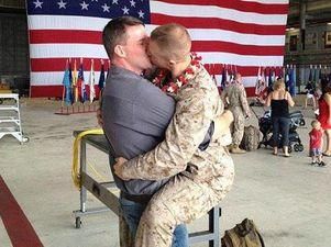 Поцілунок американського гея-моряка облетів усі соціальні мережі Поцілунок американського гея-моряка облетів усі соціальні мережі