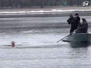 Донецький спортсмен зустрів зміну сезонів екстремальним запливом через Дніпро Донецький спортсмен зустрів зміну сезонів екстремальним запливом через Дніпро