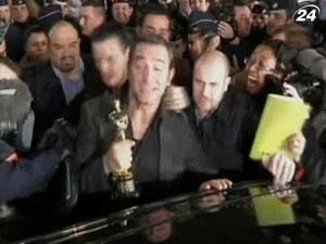 Французский актер Жан Дюжарден привез "Оскар" на родину