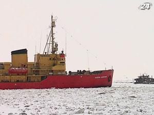 Единственный в Украине ледокол почти без перерыва проводит торговые суда через лед