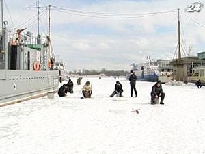 МНС-ники розказали рибалкам про небезпеку перебування на кризі