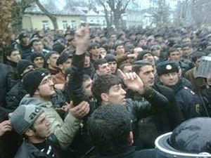 В Азербайджане участники беспорядков устраивают поджоги В Азербайджане участники беспорядков устраивают поджоги