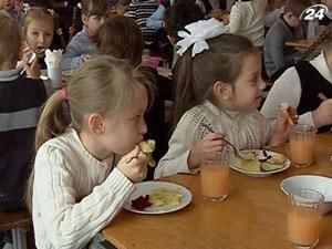 Детей в школах и детсадах Донецкой области будут кормить фруктами
