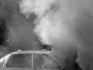 Біля главку столичної міліції бійці ДАІ загасили автомобіль Біля главку столичної міліції бійці ДАІ загасили автомобіль