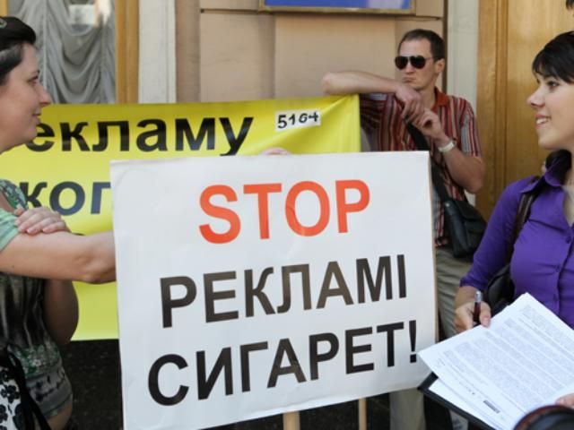 У Кинаха просят Януковича ветировать закон о запрете рекламы сигарет