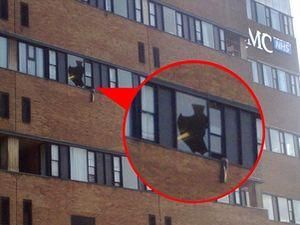 Чоловік вистрибнув із вікна лікарні, провисівши 10 хвилин в руках лікарів