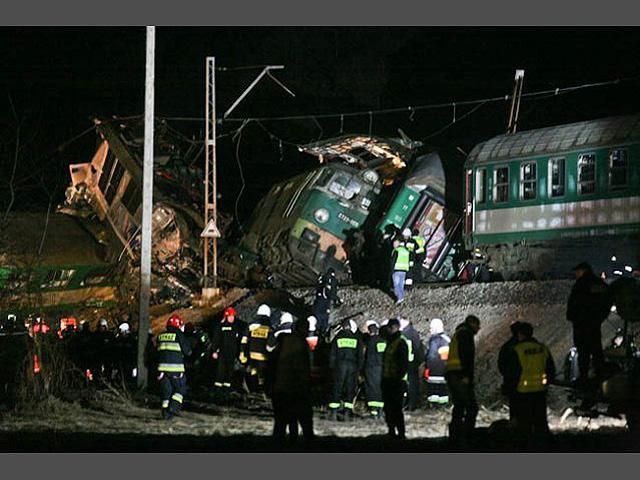 Первые кадры с места железнодорожной катастрофы в Польше Первые кадры с места железнодорожной катастрофы в Польше
