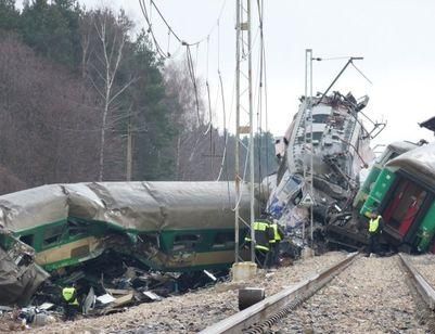 Янукович поручил МИД помочь пострадавшим в Польше украинцам Янукович поручил МИД помочь пострадавшим в Польше украинцам