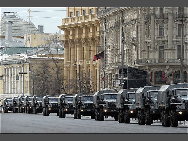 У Москву активно стягують війська. Фото