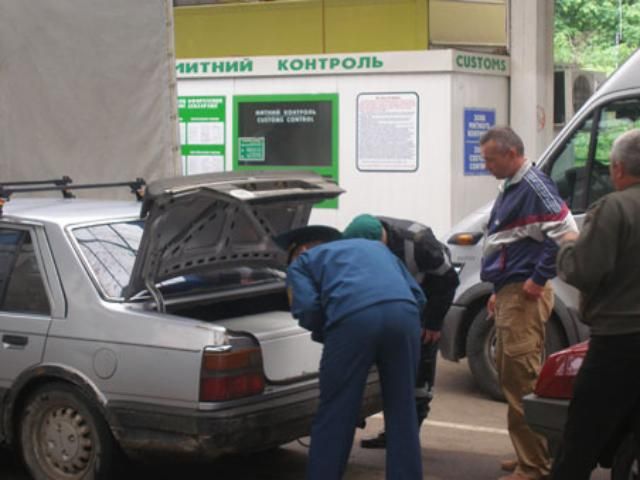 Митниця прирівняла ліки до алкоголю і харчових добавок Митниця прирівняла ліки до алкоголю і харчових добавок