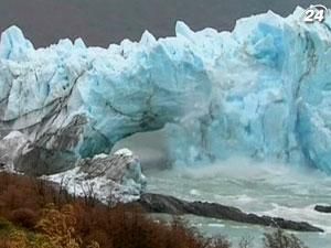 От ледника Перито-Морено откололись несколько ледяных глыб