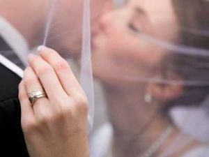 Українці віддають перевагу законному шлюбу