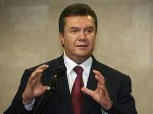 Янукович щасливий, що в Україні живуть розумні жінки
