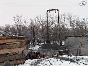 Тела 6-х горняков нелегальной копальни под Енакиево подняли на поверхность Тела 6-х горняков нелегальной копальни под Енакиево подняли на поверхность