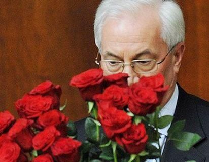 Азаров привітав з 8 березня Азаров привітав з 8 березня