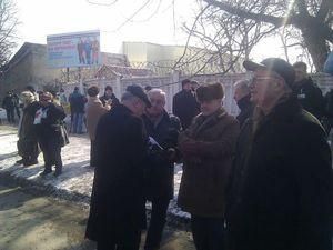 Люди собрались под стенами Качановской колонии, чтобы поздравить Тимошенко