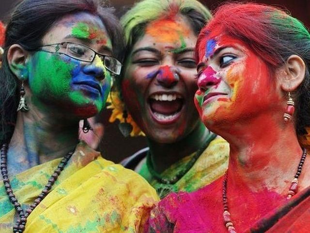 В Індії прихід весни зустрічають фестивалем фарб