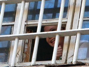 Нардепів з квітами таки пустили до Качанівської колонії Нардепів з квітами таки пустили до Качанівської колонії