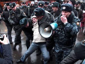 В Москве на Красной площади задерживают активистов с белыми лентами