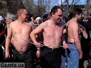 Четверо мужчин разделись перед Качановской колонией Четверо мужчин разделись перед Качановской колонией