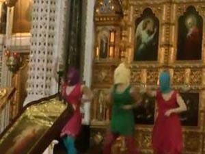 Сторонников Pussy Riot облили кока-колой Сторонников Pussy Riot облили кока-колой