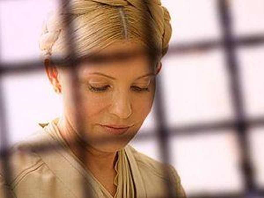 Тимошенко відмовилася носити тюремний спецодяг Тимошенко відмовилася носити тюремний спецодяг