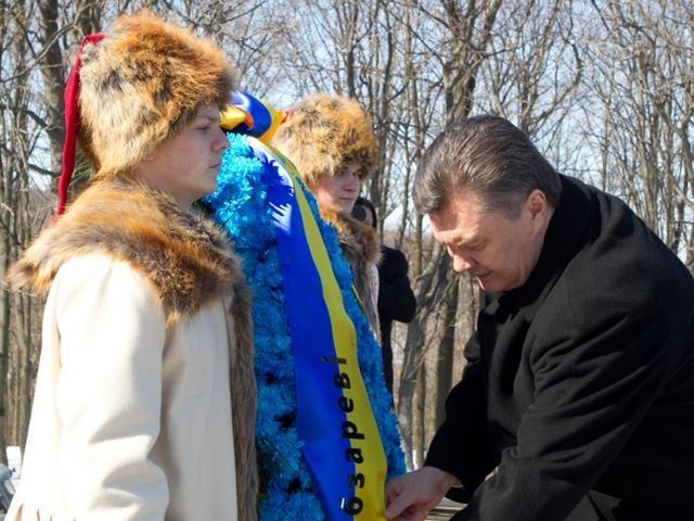 Янукович почтил память Тараса Шевченко Янукович почтил память Тараса Шевченко