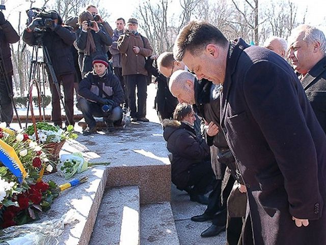 Опозиція вшанувала Шевченка Опозиція вшанувала Шевченка