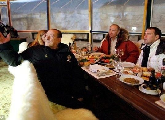 Путін на відпочинку пограв у біатлон і поспілкувався з Берлусконі