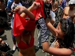 Сотні голих велосипедистів проїхалися вулицями столиці Перу - Ліми Сотні голих велосипедистів проїхалися вулицями столиці Перу - Ліми