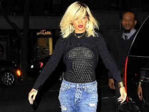 Ріанна повечеряла у відвертому одязі Ріанна повечеряла у відвертому одязі