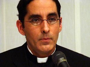 Священика, який відмовив у причасті лесбійкам, відсторонили від служіння Священика, який відмовив у причасті лесбійкам, відсторонили від служіння