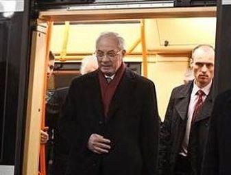 Азаров пообіцяв киянам дві станції метро до кінця року Азаров пообіцяв киянам дві станції метро до кінця року