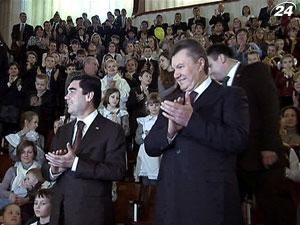 Янукович повел Бердымухамедова в цирк на представление