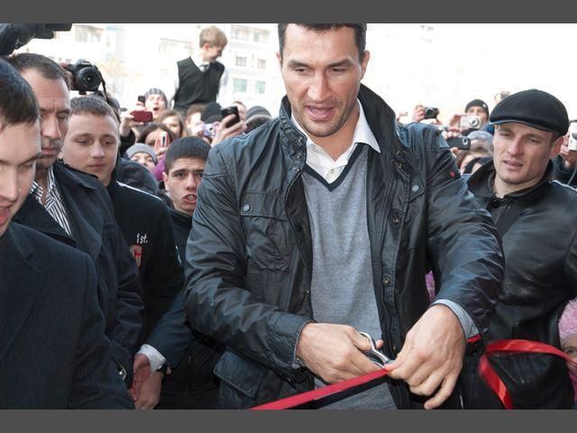 Кличко-молодший перерізав червону стрічку оновленої спортивної школи Кличко-молодший перерізав червону стрічку оновленої спортивної школи