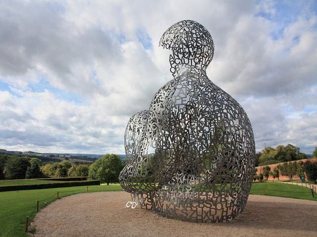 В Украину привезли одну из самых знаменитых скульптур "Дом знаний" В Украину привезли одну из самых знаменитых скульптур "Дом знаний"