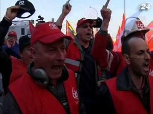 У Парижі металургів-протестувальників розігнали сльозогінним газом У Парижі металургів-протестувальників розігнали сльозогінним газом