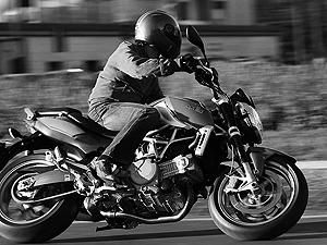 Франція: Невідомий мотоцикліст розстріляв трьох солдат Франція: Невідомий мотоцикліст розстріляв трьох солдат