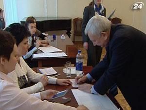 Новый избирательный закон усложнит голосование украинцев за рубежом Новый избирательный закон усложнит голосование украинцев за рубежом