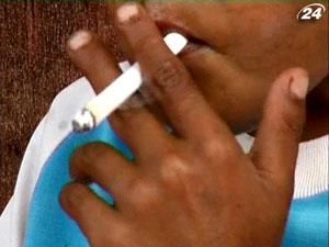 Індонезійський 8-річний хлопець через куріння б’є рекорди популярності