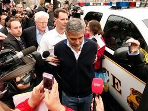 Джорджа Клуни арестовали во время акции протеста
