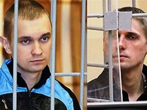 У Москві до посольства Білорусі несуть квіти та поминальні свічки У Москві до посольства Білорусі несуть квіти та поминальні свічки