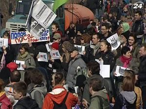 Cотни киевлян вышли на защиту сквера на Пейзажной Cотни киевлян вышли на защиту сквера на Пейзажной