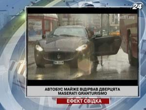 Автобус едва не оторвал дверцу дорогого Maserati GranTurismo