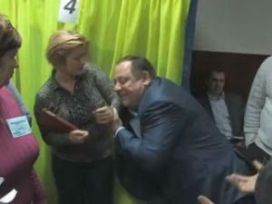 Регіонал намагався силою забрати Геращенко з виборчої дільниці в Обухові (Відео)
