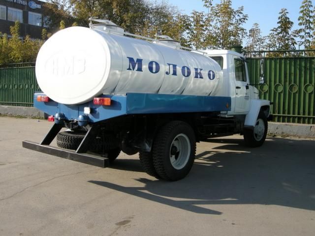 Азаров вимагає встановити мінімальні ціни на закупівлю молока