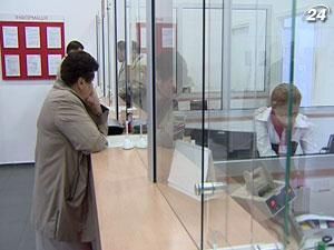 Украинцы несут деньги в банки Украинцы несут деньги в банки