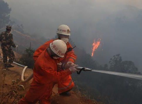 В Китае уже три дня тушат лесной пожар