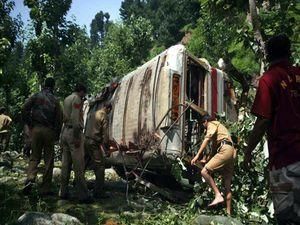 В Індії автобус впав у канал: загинуло 14 дітей