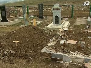 У Криму невідомі розгромили могили на мусульманському цвинтарі У Криму невідомі розгромили могили на мусульманському цвинтарі